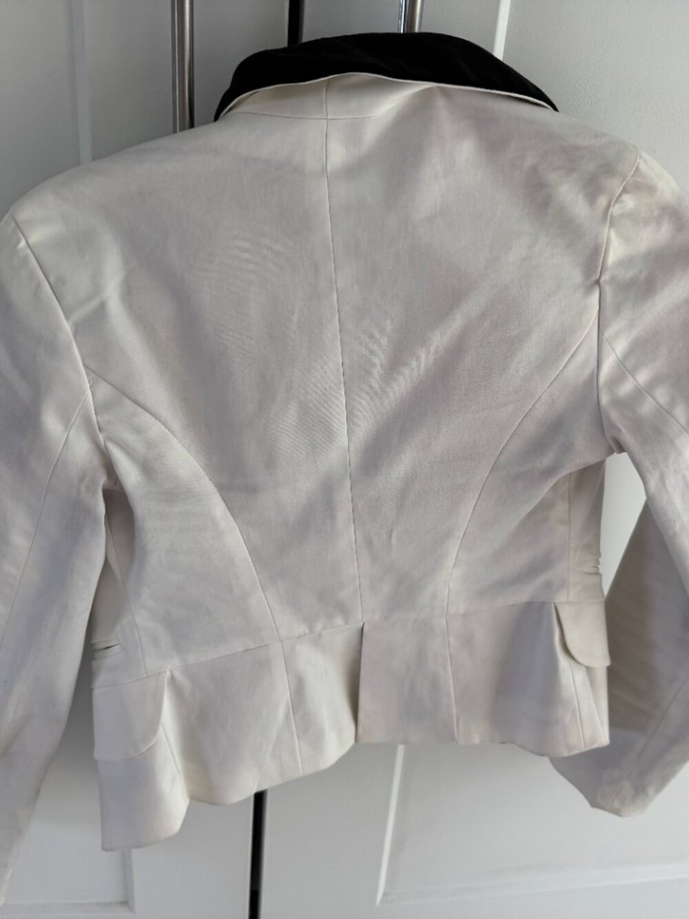 $120 Guess Womens White Blazer w/Black Suede Lapels Size X Small Great Condition - Picture 2 of 3